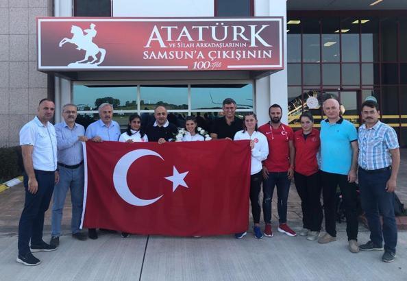 Milli sporcu Esra Bayrak, çiçeklerle karşılandı