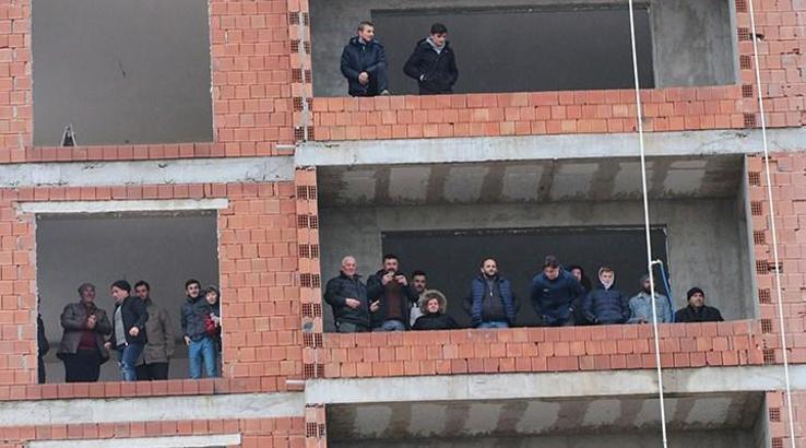 Pazarspor'da taraftarlar takımlarını inşaat halindeki binalardan destekledi