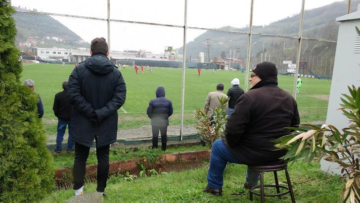 Yomraspor - Serik Belediyespor maçını tel örgülerin arkasından izledi