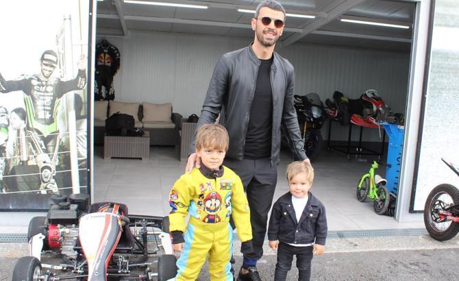 Kenan Sofuoğlu 2 yaşındaki oğlu Zayn'ı Formula-1'e hazırlıyor