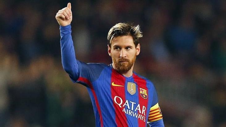 Messi imzayı atıyor