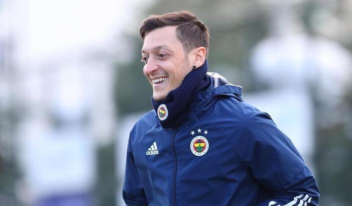 Fenerbahçe'de Mesut Özil, koltuk değneklerini attı