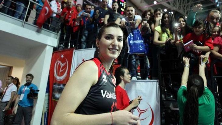 Neslihan 2 yıl daha Eczacıbaşı'nda
