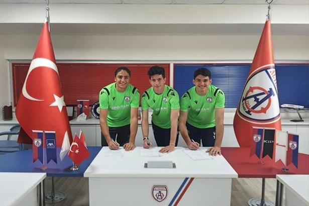 Altınordu'da 3 genç kaleci profesyonel oldu