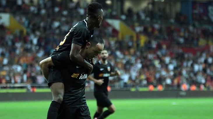 Umut Bulut gollerine devam ediyor