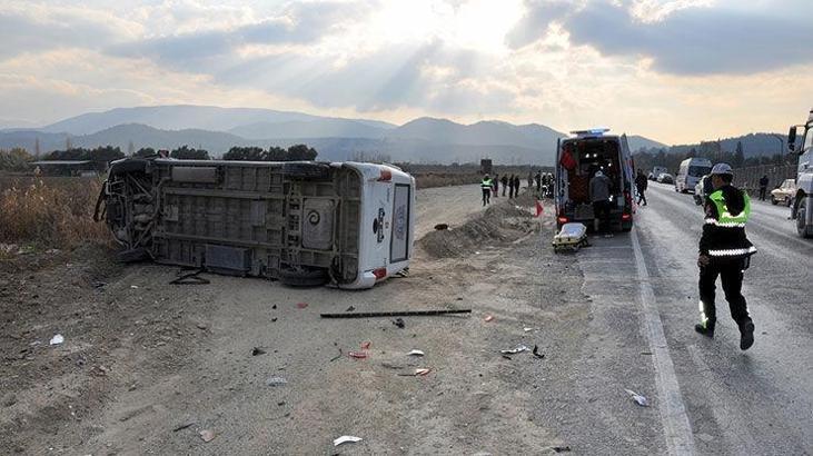 Futbolcuları taşıyan minibüs, otomobile çarptı: 8 yaralı