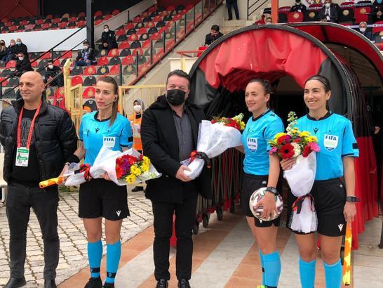 Turgutluspor-Sivas Belediyespor maçında kadın hakemlere çiçek verildi