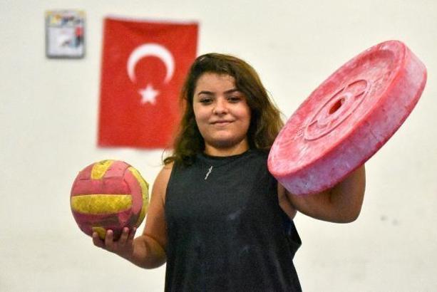 Futbolu bıraktı şampiyonluk hayali için halterci oldu