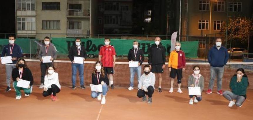 Vali Ali Arslantaş, tenis turnuvasında şampiyon