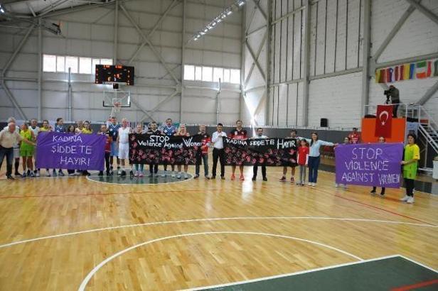 Kartepe'nin zirvesinde basketbolculardan kadına şiddete tepki