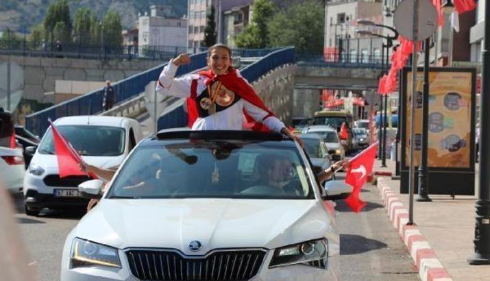 Avrupa Boks Şampiyonu Elif, memleketinde şehir turu attı