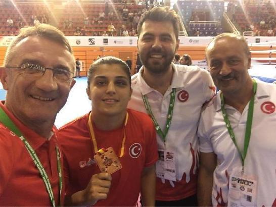 Milli boksörler Buse Naz Çakıroğlu ve Elif Güneri Avrupa Şampiyonu