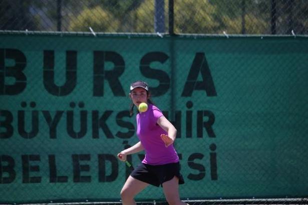 Bursa Büyükşehir Belediyesporlu raketler madalyaları topladı