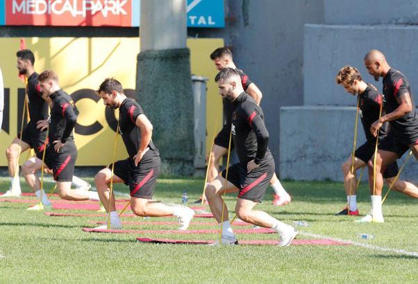 Son dakika | Galatasaray'a iki yıldızdan iyi Belhanda'dan kötü haber!