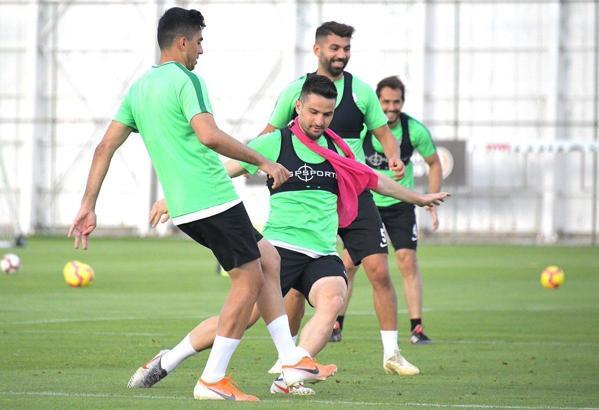 Atiker Konyaspor 5 eksikle çalıştı