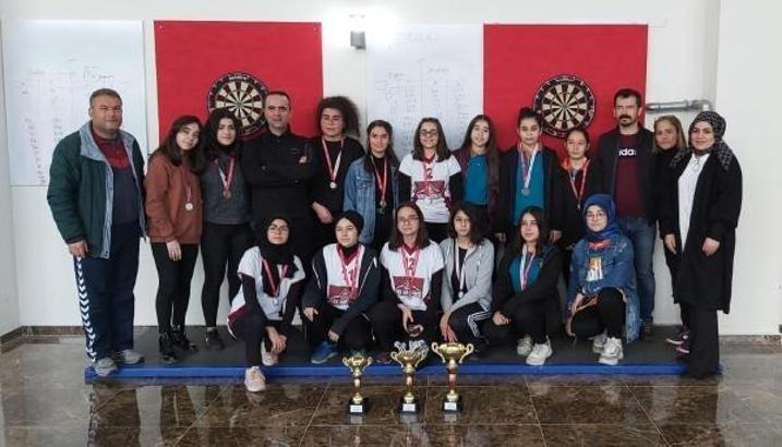 Dart şampiyonlarına kupa ve madalya