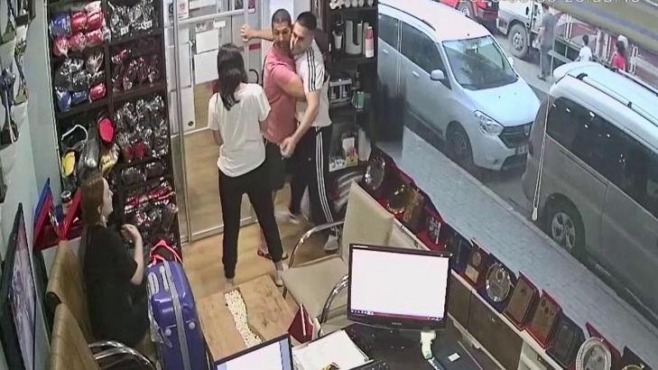 Milli antrenör kick boks salonuna sığınan kadına böyle sahip çıktı