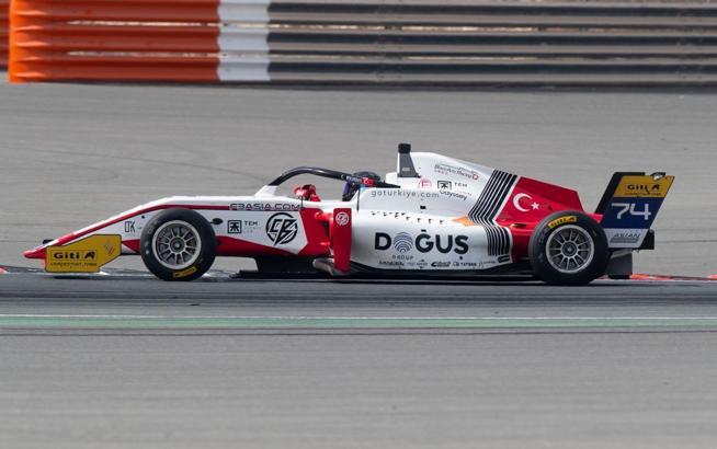 Cem Bölükbaşı Formula 3'te başarılı performansını sürdürüyor