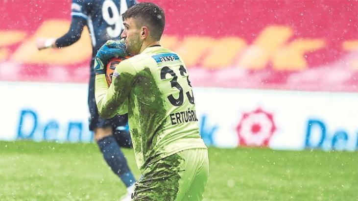 Ertuğrul Taşkıran önce golü kurtardı, sonra yedi!