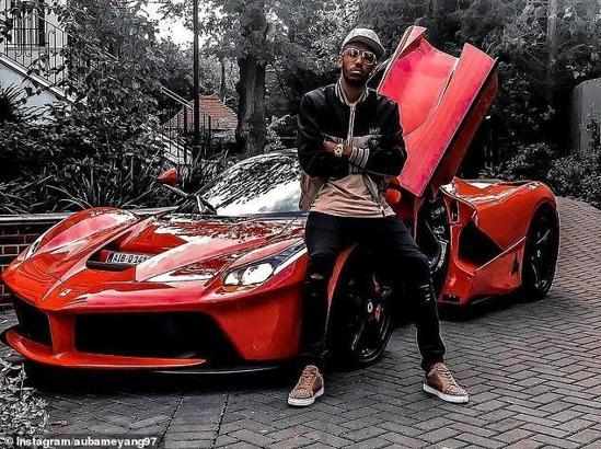 Ferrari ile zafer pozu verdi!