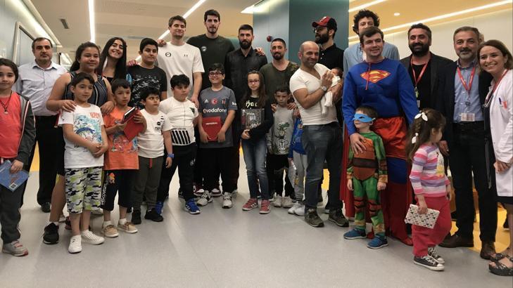 Basketbolculardan 'çocuk hastalara' anlamlı ziyaret!
