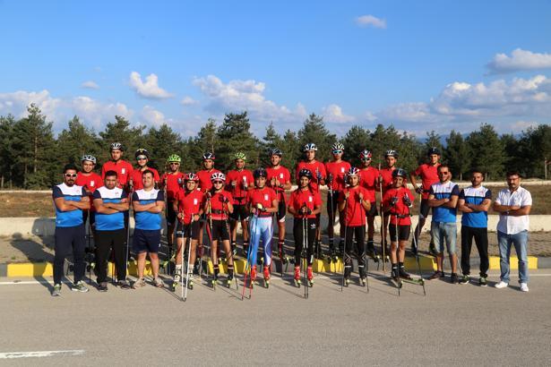 Milli kayakçılar Zafer Bayramı'nı Ilgaz'ın zirvesinde kutladı