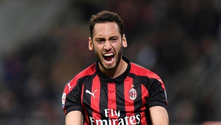 Hakan Çalhanoğlu'na Leicester talip oldu