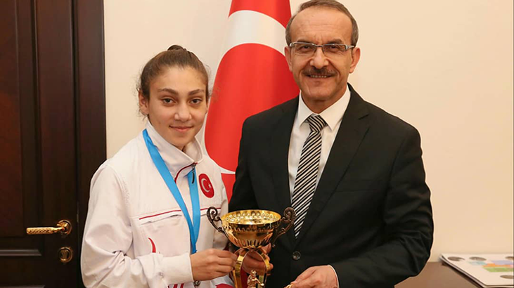 Ordu Valisi Yavuz, Avrupa ikincisi boksörü ödüllendirdi