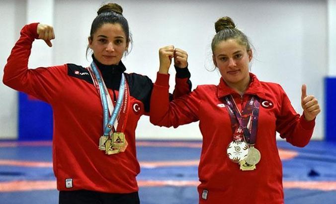 Eda ve Ece kardeşler çalışma metoduyla dikkat çekiyor