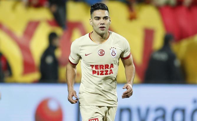 Radamel Falcao yıkıldı, takım arkadaşları teselli etti
