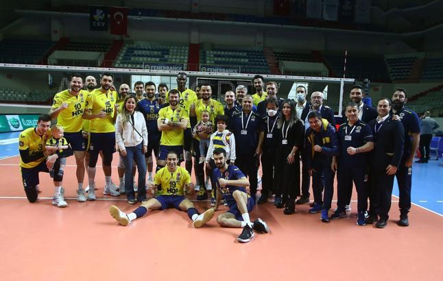 Fenerbahçe'de 2 sporcunun koronavirüs testi pozitif çıktı