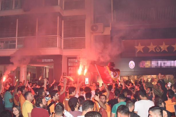 Galatasaray'ın şampiyonluğu İzmir'de coşkuyla kutlandı