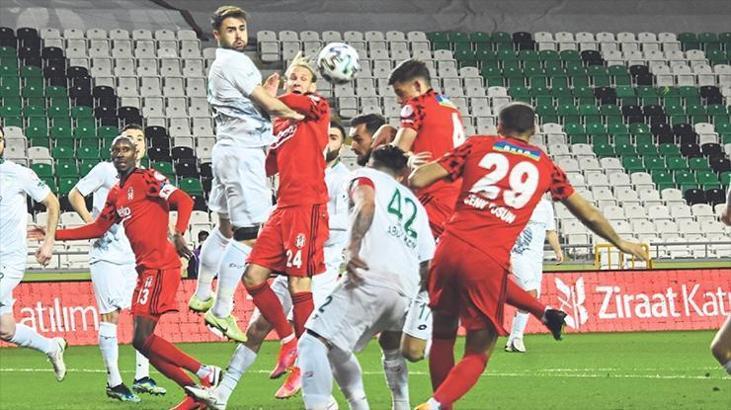Beşiktaş'ta defansa Atiba geçecek
