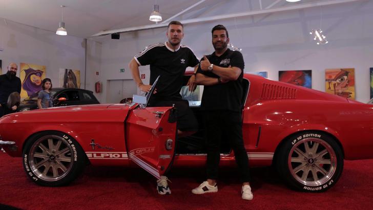 Lukas Podolski aradığı arabayı ABD'de buldu