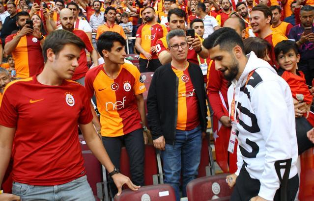 Galatasaraylı taraftarlar Emre Akbaba'yı unutmadı