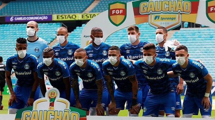 Gremiolu futbolcular, koronavirüs salgınına rağmen ertelenmeyen maça maskeyle çıktı