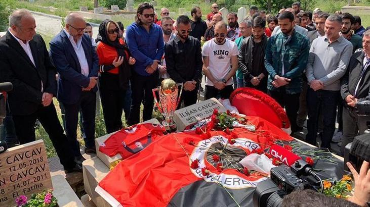 Kupa İlhan Cavcav'ın kabrinde