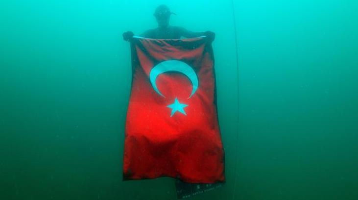 Tek nefeste 100 metreye daldı