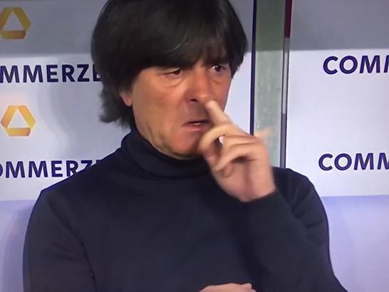 Almanya - Türkiye maçında Joachim Löw, yine burnunu karıştırdı