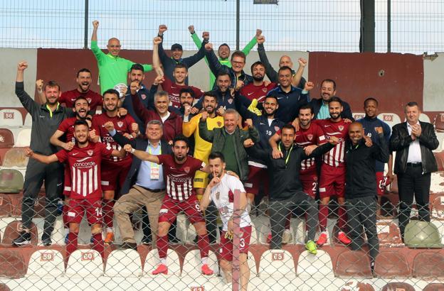 Hataysporlu futbolcular galibiyet sevincini tribünde yaşadı