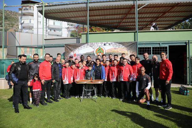 Özel sporcular, Alanyaspor antrenmanını takip etti