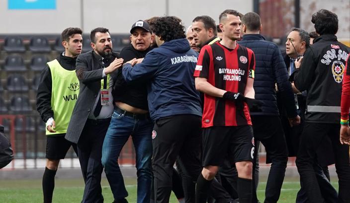 Süleyman Hurma hakemin üzerine yürüdü! Fatih Karagümrük-Altay maçında büyük olay