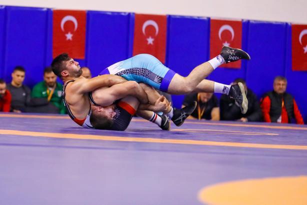 Türkiye Serbest Güreş Şampiyonası'nda ilk şampiyonlar belli oldu