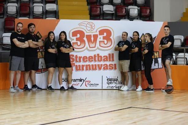Basketbol turnuvasında şampiyon olan takımlar ödüllerini aldı