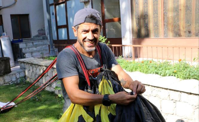 Cengiz Koçak'ın 'wingsuit exit' atlayışı nefes kesti