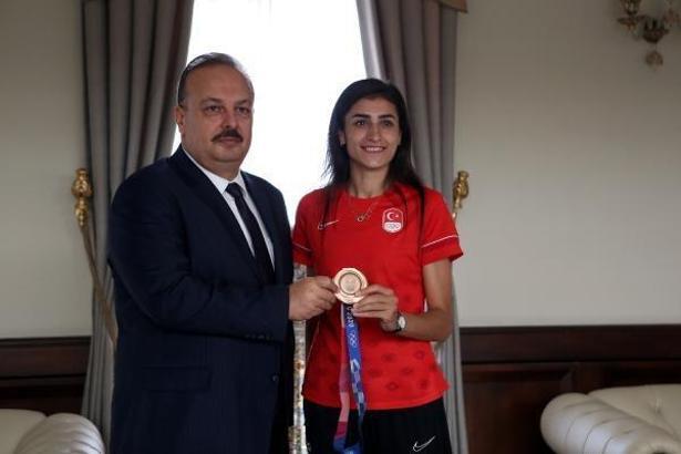 Hatice Kübra İlgün'den Vali Canbolat'a ziyaret