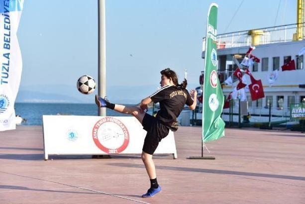 Tuzla'daki sporseverler ayak tenisi turnuvasında bir araya geldi