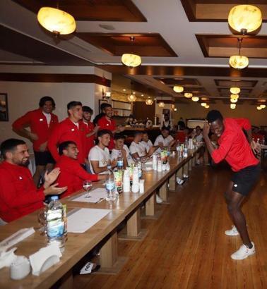 Antalyaspor'da, geleneksel 'çaylak' eğlencesi