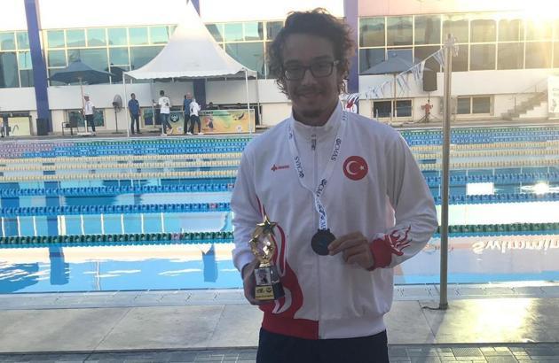 Milli yüzücü Tuğcan Kaytar'dan bronz madalya