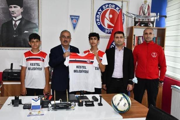 250 amatör sporcunun kıyafet ve spor malzemeleri Kestel Belediyesi'nden